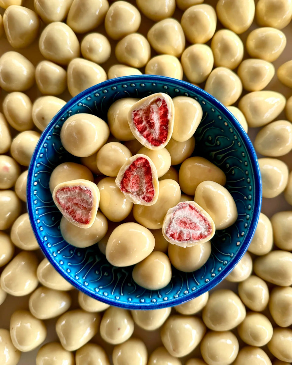 Melodi - White Chocolate Covered Colored Strawberry Dragee - 80 Grams - TryAladdin